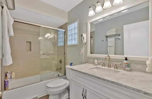 Southwest Anaheim Casa | New Cheerful Stylish Villa - Pool, Spa, Mini Golf, Fire pit, Walk to Disneyland