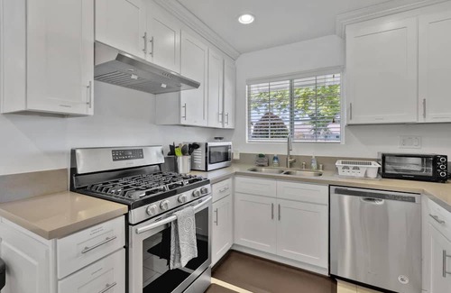 Southwest Anaheim Casa | New Cheerful Stylish Villa - Pool, Spa, Mini Golf, Fire pit, Walk to Disneyland