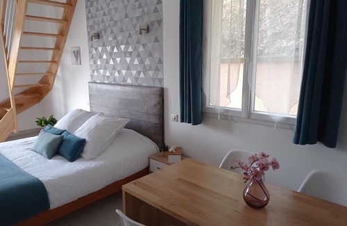 Vals-les-Bains Cama Y Desayuno | Room with view and swimming pool, near Gorges de l'Ardèche and spa 5 minutes away.