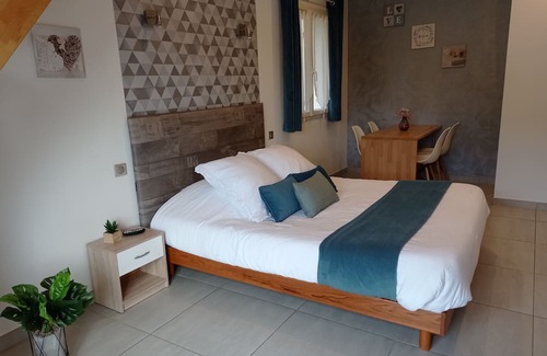 Vals-les-Bains Cama Y Desayuno | Room with view and swimming pool, near Gorges de l'Ardèche and spa 5 minutes away.