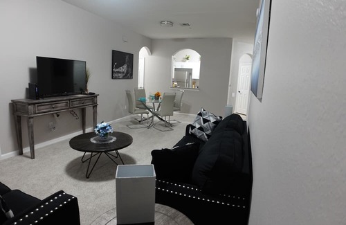 Windsor Palms Condominio | CasaComfort-king suite, 5 miles from Disney, heated pool/Jacuzzi in community