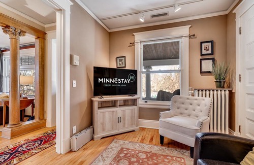 Summit - University Casa | MINNESTAY * The Fitzgerald * Cathedral Hill | Historic Home | Themed Rooms