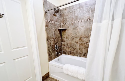 Vernon Condominio | ⭐️ Cozy Retreat | Pool & Hot Tub ⛰ Mountain Creek Resort @ Appalachian