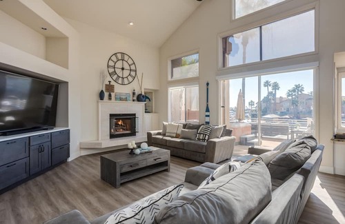 Discovery Bay Casa | Waterfront home w/ private dock, pool & jacuzzi