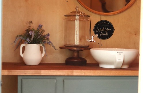 Montgomery Cabina | The Step. Beautiful Cozy A frame on Farm + River