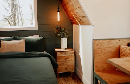 Montgomery Cabina | The Step. Beautiful Cozy A frame on Farm + River
