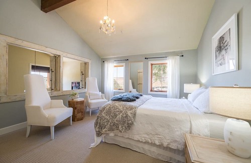 San Luis Obispo Otro | Large multi-story country house on 14 acres with vineyard views