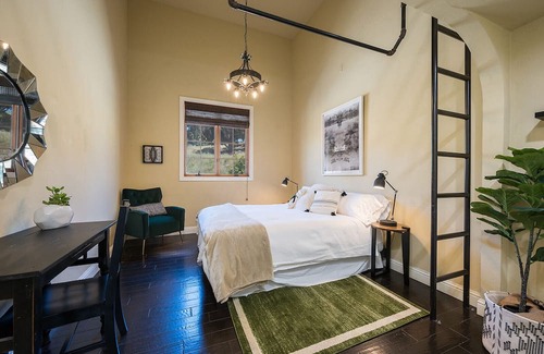 San Luis Obispo Otro | Large multi-story country house on 14 acres with vineyard views