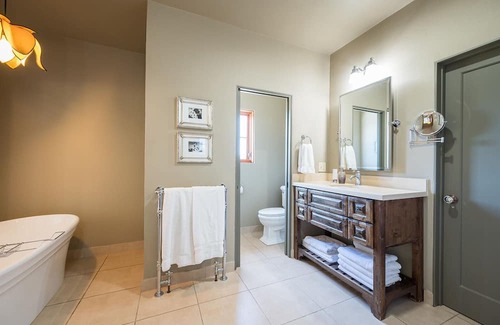 San Luis Obispo Otro | Large multi-story country house on 14 acres with vineyard views