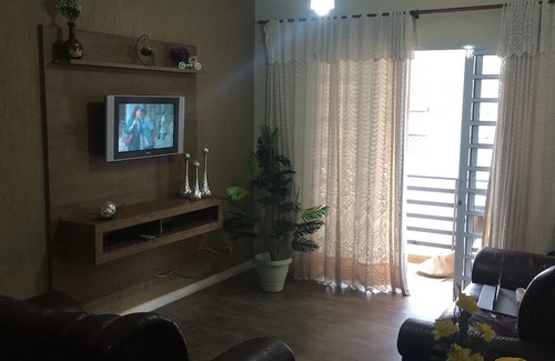 Boqueirao Apartamento | Living room with balcony facing the sea