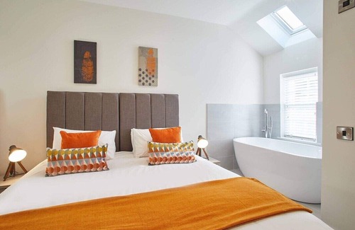 Whitby Casa | Host & Stay | Lemonade Arch