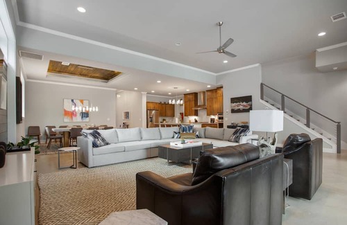 Kingsland Casa | Nuevo listado: alquiler de lujo con piscina, jacuzzi, tobogán acuático, elevador de botes de servicio pesado
