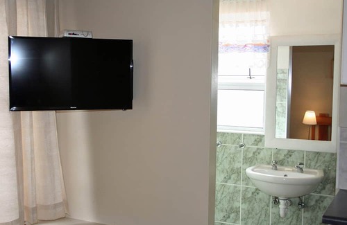 Swakopmund Cabina | Springbok Single Room - Amarachi Bed & Breakfast, near beach in Swakopmund