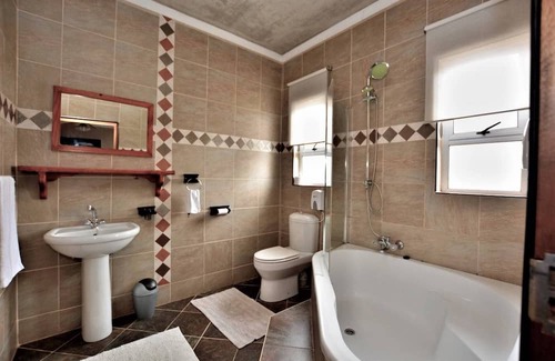 Swakopmund Cama Y Desayuno | Room for 6 - Amarachi Guesthouse in Swakopmund Namibia near beach and malls!