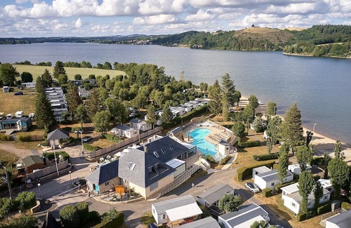 Salles-Curan Chalet De Esquí | Camping evocador en el Lago Pareloup en el sur de Francia