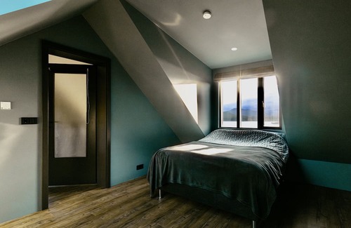 Selfoss Cabaña | Newly renovated (2023) Lakeside Luxury Cottage w.Northern Light camera