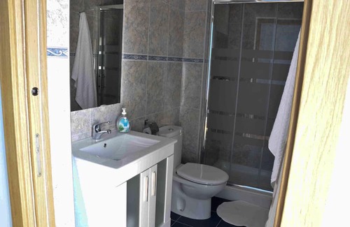 Acedo Apartamento | The house of the home. CALBOTE Studio: 135cm bed, bathroom and kitchen-living room.