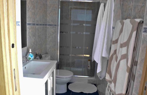 Acedo Apartamento | The house of the home. CALBOTE Studio: 135cm bed, bathroom and kitchen-living room.