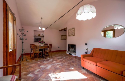 Asciano Villa | Nice apartment in villa for 2 guests with pool, WIFI, A/C, TV, pets allowed and parking