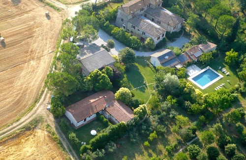 Asciano Villa | Nice apartment in villa for 2 guests with pool, WIFI, A/C, TV, pets allowed and parking
