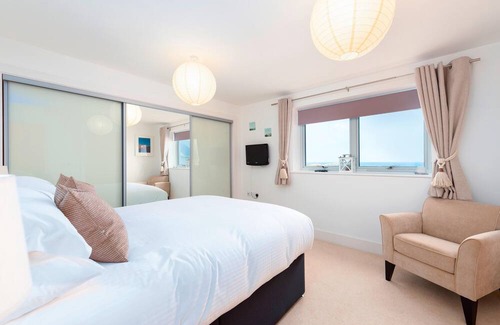 Lusty Glaze Apartamento | 2 Bolowthas Court-Spacious apartment close to beaches, parking, coastal and sea views.