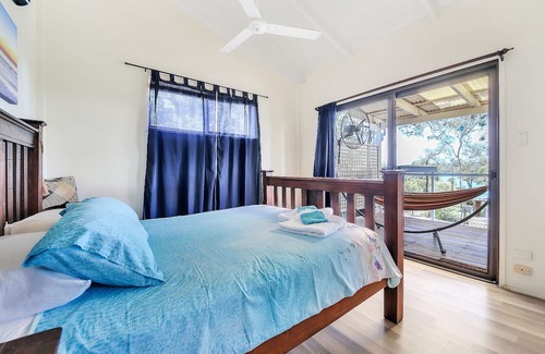Brisbane Waterfront Casa | Pet and Family Friendly Peaceful Island W'front home, crabbing, kayaking, bikes