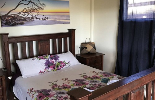 Brisbane Waterfront Casa | Pet and Family Friendly Peaceful Island W'front home, crabbing, kayaking, bikes