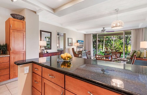 Kaanapali Condominio | Maui Resort Rentals: The Whaler 124 - Esquina de lujo en la planta baja 1BR / 2BA con balcón envolvente, vista parcial al océano y al oeste de la montaña de Maui, amplia área de césped adyacente