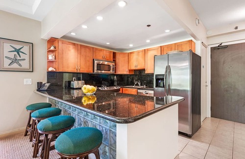 Kaanapali Condominio | Maui Resort Rentals: The Whaler 124 - Esquina de lujo en la planta baja 1BR / 2BA con balcón envolvente, vista parcial al océano y al oeste de la montaña de Maui, amplia área de césped adyacente