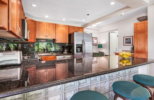 Kaanapali Condominio | Maui Resort Rentals: The Whaler 124 - Esquina de lujo en la planta baja 1BR / 2BA con balcón envolvente, vista parcial al océano y al oeste de la montaña de Maui, amplia área de césped adyacente