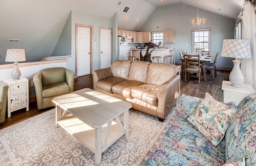 Rodanthe Casa | Disfrute de esta casa con vista al mar en Rodanthe con bañera de hidromasaje, fácil acceso a la playa, agradable para el perro