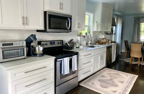 Forest Park Casa | Blue Door Walk to Avondale Dog-friendly w Yard