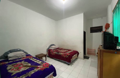 Teuku Umar Hotel | OYO 94705 Puri Queen Dua
