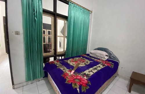 Teuku Umar Hotel | OYO 94705 Puri Queen Dua