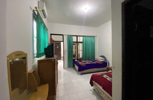 Teuku Umar Hotel | OYO 94705 Puri Queen Dua