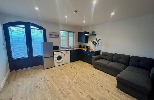 Grangend Cabina | 1-bed Cosy Cottage Near Emerald Park - Sleeps 5