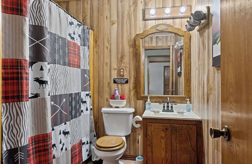 Mead Cabina | Lakeridge Lodge: Spacious Retreat for Celebrations, Groups & Gatherings