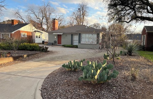 Fort Worth Casa | 30 day min. Centrally located fully furnished 3-bedroom 1 bath house with WiFi