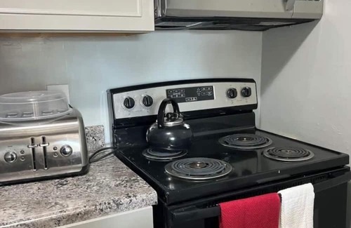 Reynoldsburg Condominio | Cozy 2-bedroom 3 queen bed, condo with WiFi, AC in amazing Reynoldsburg