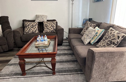 Reynoldsburg Condominio | Cozy 2-bedroom 3 queen bed, condo with WiFi, AC in amazing Reynoldsburg