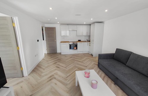Enfield Lock Apartamento | Indulge in our newly refurbished, luxury flat with free parking.