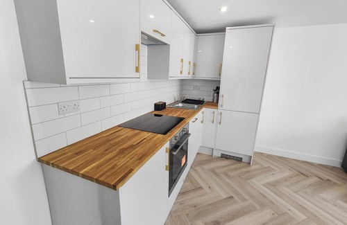 Enfield Lock Apartamento | Indulge in our newly refurbished, luxury flat with free parking.
