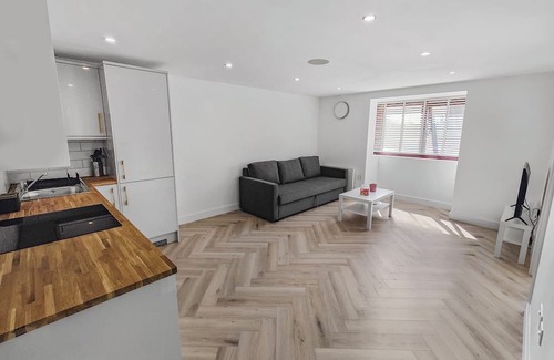 Enfield Lock Apartamento | Indulge in our newly refurbished, luxury flat with free parking.