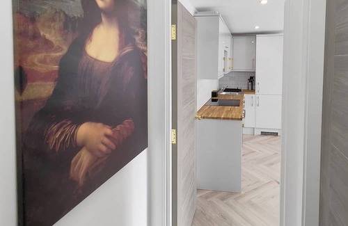 Enfield Lock Apartamento | Indulge in our newly refurbished, luxury flat with free parking.