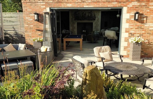 Hockerton Casa | Outstanding 5 en-suite bedroom home with Gym, Steam room, bar, lake view garden