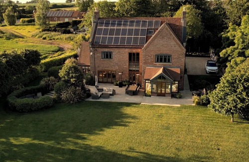 Hockerton Casa | Outstanding 5 en-suite bedroom home with Gym, Steam room, bar, lake view garden