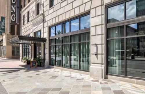 Central Business District Condominio | Charming 2-bedroom condo in fantastic New Orleans with fitness room, WiFi