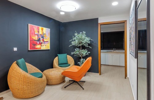 Cocody Apartamento | Stylish & Modern 2 BR apartment near Angré Nouveau Chu. Perfect for groups of 4!