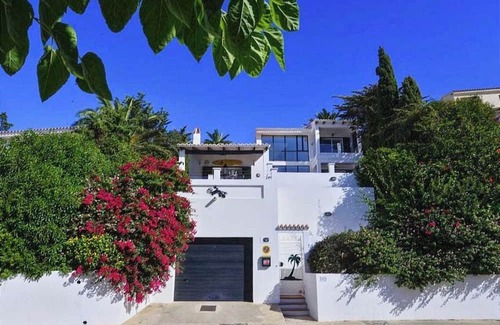 Cala Llonga Chalet De Esquí | Beautiful beachfront villa with pool & aacc