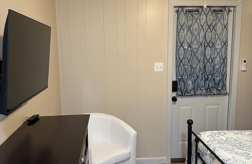 Brinkley Cama Y Desayuno | Pawpaw's Cozy Comfy Studio-Unit A. Pet Friendly